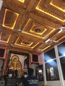 Trần Gỗ Chánh Điện Chùa Tường Vân. Trần gỗ được làm từ gỗ pơ mu quý, với nhiều chi tiết sang trọng. Mẫu trần gỗ pơ mu dành cho chánh điện nhà chùa có nhiều ô trần liền kề nhau.